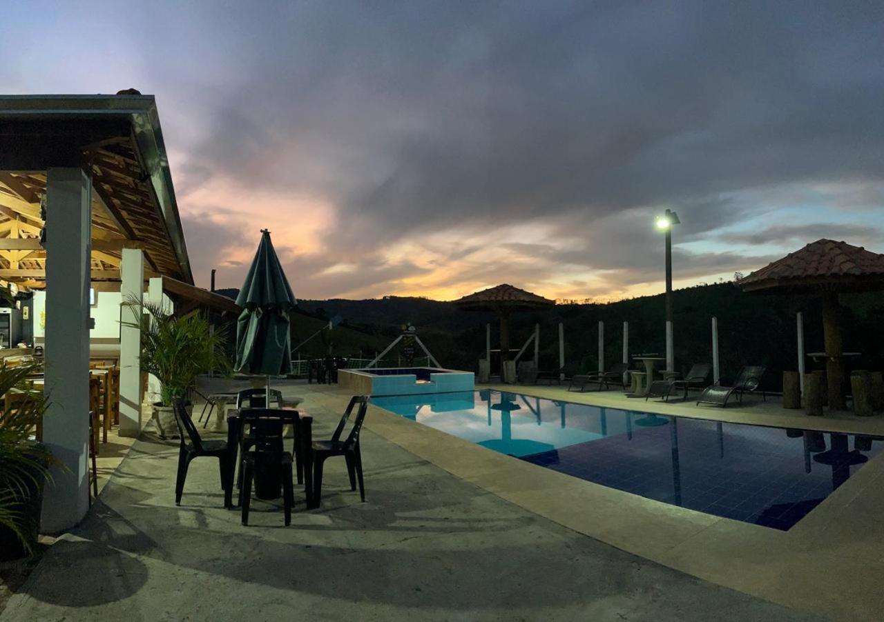 Pousada Irmaos Oliveira Lindóia Buitenkant foto